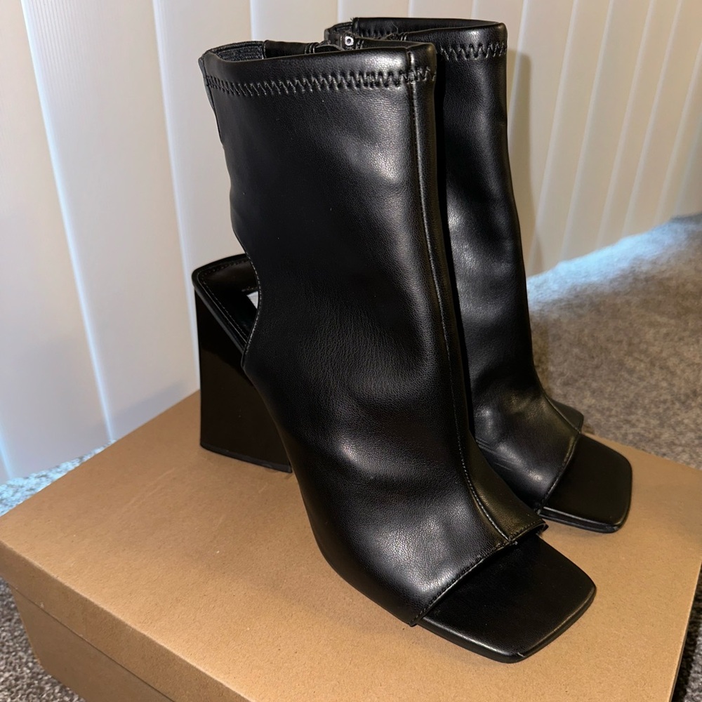 Steve Madden Safia Cutout Bootie. Worn once in great condition.